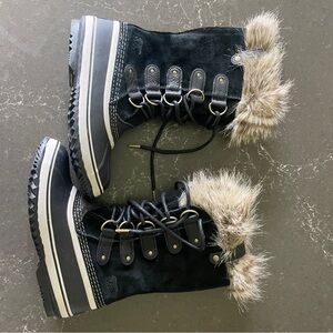NWOT Sorel Joan of Artic Black Suede Fur-Lined Winter Boots
